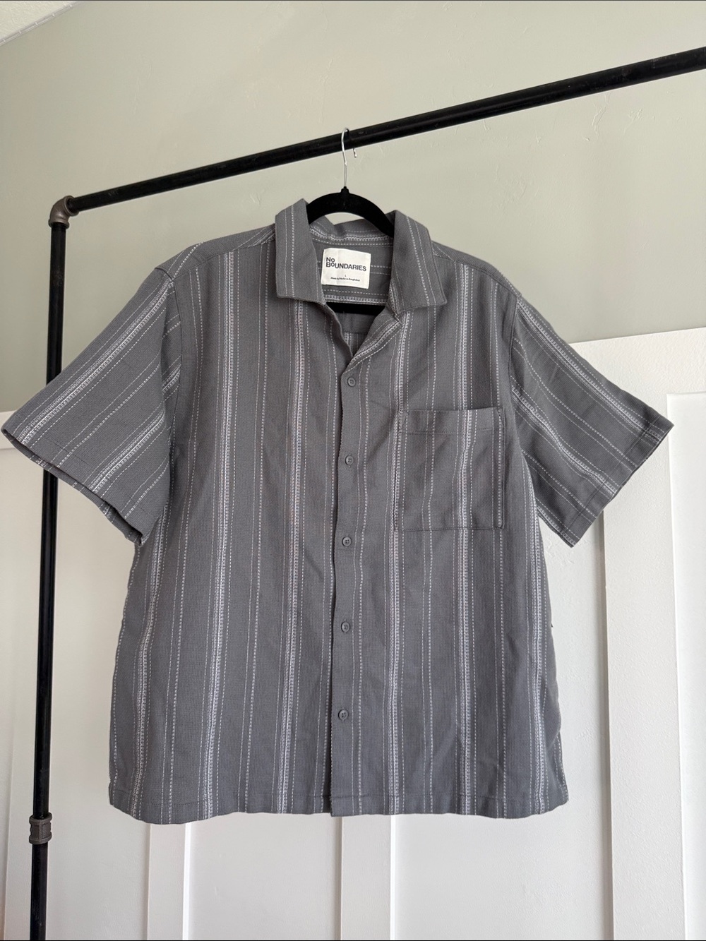 No Boundaries Men’s Gray Vertical-Striped Short-Sleeve Button-Down Shirt
